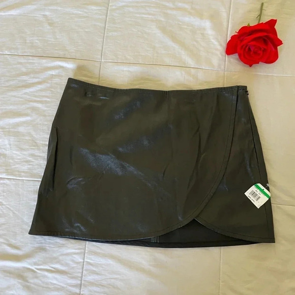 Helmut Lang overlap mini leather skirt - Picture 2 of 9